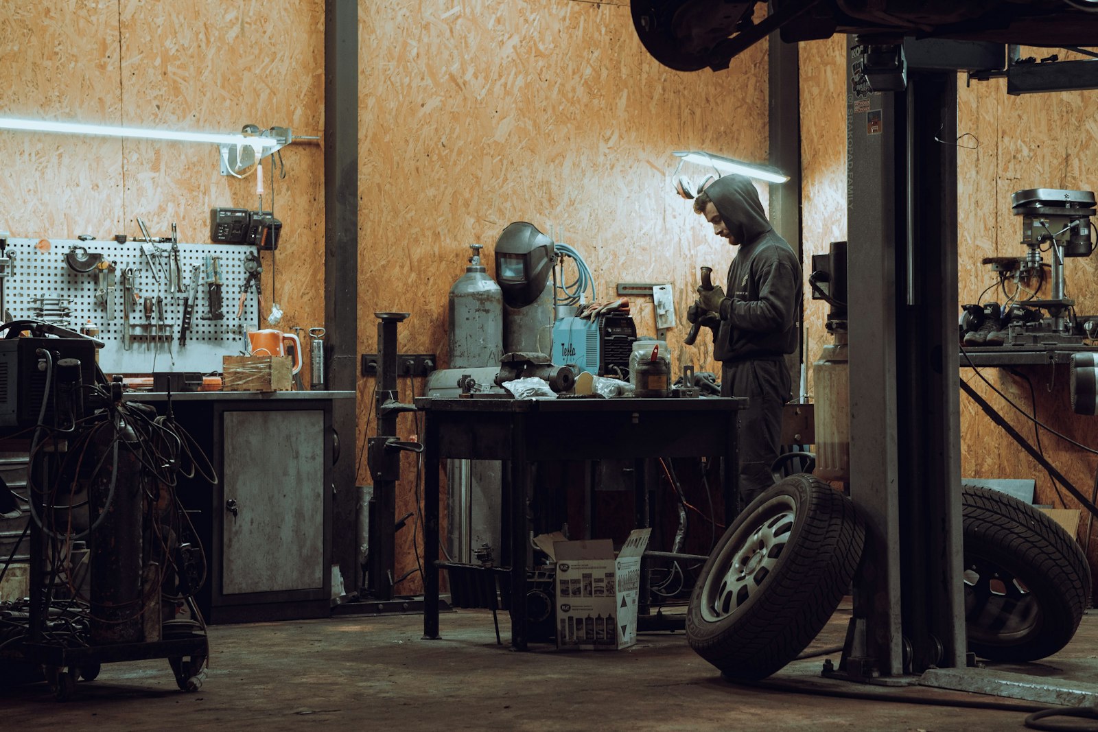 Interior del taller con herramientas y banco de trabajo